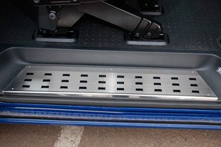 Накладка на пластиковую ступеньку задней двери Alu-Frost 08-0517: Mercedes-Benz Sprinter W906 2006-2015 > TUNING`Leader Накладка на пластиковую ступеньку задней двери Alu-Frost Mercedes-Benz Sprinter W906 2006-2015 > TUNINGLeader.ru