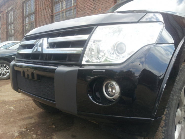 Сетка защитная в бампер Standart черный Strelka Mitsubishi Pajero 2006-2011 Сетка защитная в бампер Standart черный Strelka → MITPIV08-11.black :: TUNING`Leader /img1