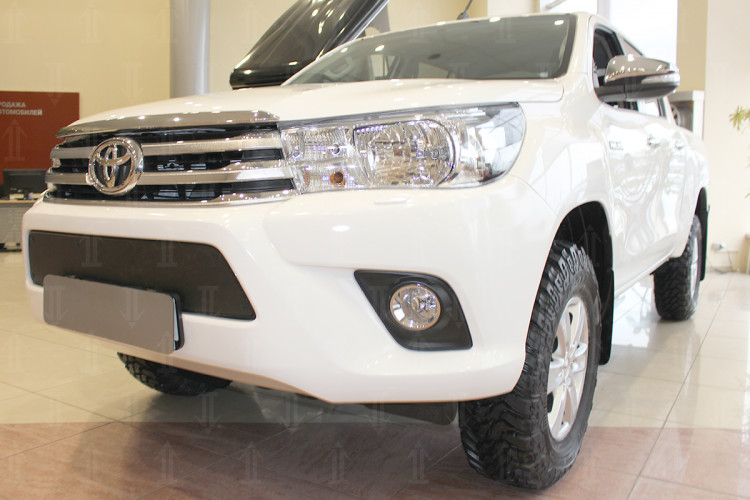 Сетка защитная в бампер Premium хром Strelka Toyota Hilux 2015-2018, Toyota Hilux FL 2018- Сетка защитная в бампер Premium хром Strelka → TOYHIL15.PREMIUM.chrome :: TUNING`Leader /img3
