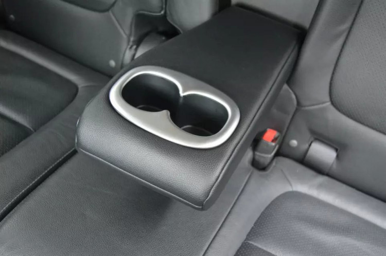 Накладка подстаканник заднего подлокотника пластиковая OEM-Tuning Mitsubishi Outlander FL 2015-2018, Mitsubishi Outlander FL 2019-2022 Накладка подстаканник заднего подлокотника пластиковая OEM-Tuning → CNT24-16OT-079A :: TUNING`Leader /img4