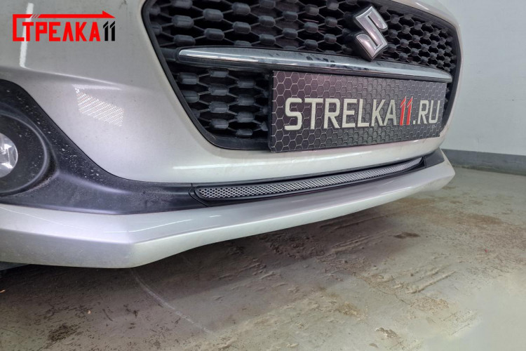 Сетка защитная в бампер Standart хром Strelka Suzuki Swift FL 2020- Сетка защитная в бампер Standart хром Strelka → SZSWF5R.chrome :: TUNING`Leader /img2