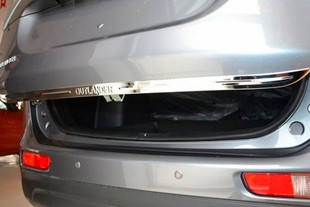 Стальная накладка с надписью на кромку багажника OEM-Tuning Mitsubishi Outlander FL 2015-2018, Mitsubishi Outlander FL 2019-2022 > TUNINGLeader.ru