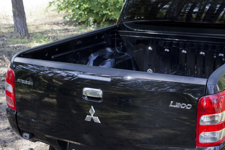 Накладка на задний откидной борт пластиковая Русская Артель Mitsubishi L200 2015-2019 Накладка на задний откидной борт пластиковая Русская Артель → NM-157102 :: TUNING`Leader /img3