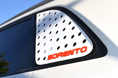 Накладка на заднее стекло бокового окна белая Dxsoauto Unique : KIA Sorento 2009-2012, KIA Sorento FL 2013-2020 > TUNING`Leader Накладка на заднее стекло бокового окна белая Dxsoauto Unique KIA Sorento 2009-2012, KIA Sorento FL 2013-2020 > TUNINGLeader.ru